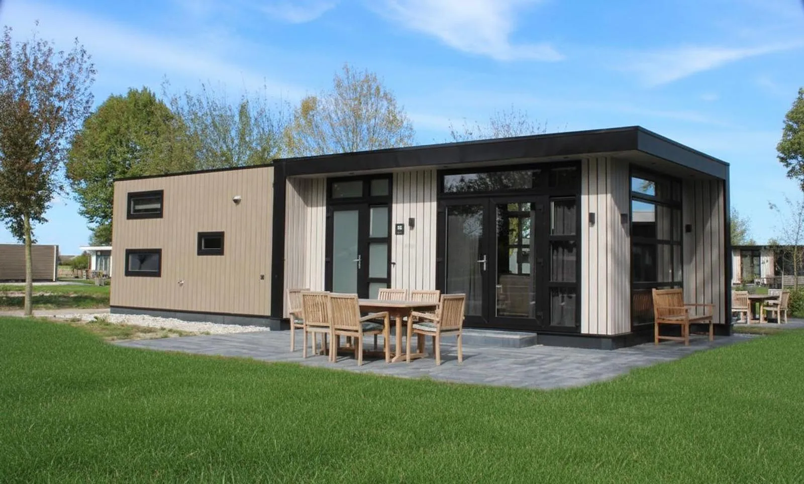 Buitenaanzicht van de Lodge 6 persoons vakantiewoning op Resort de Betuwe