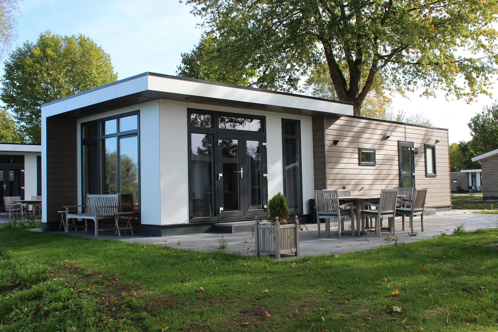 Buitenaanzicht van de Cube XL 4 persoons vakantiewoning op Resort de Betuwe